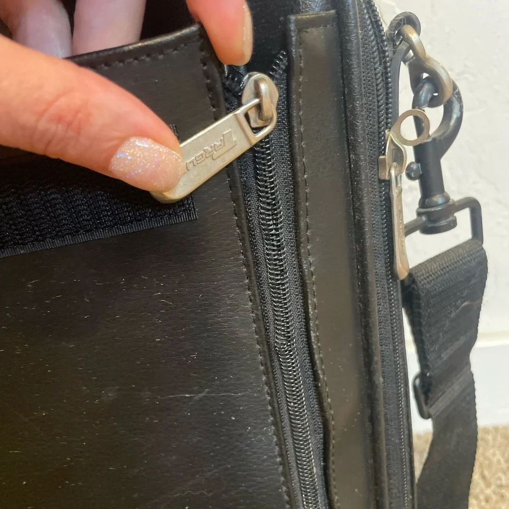 Targus Black messenger/ laptop bag